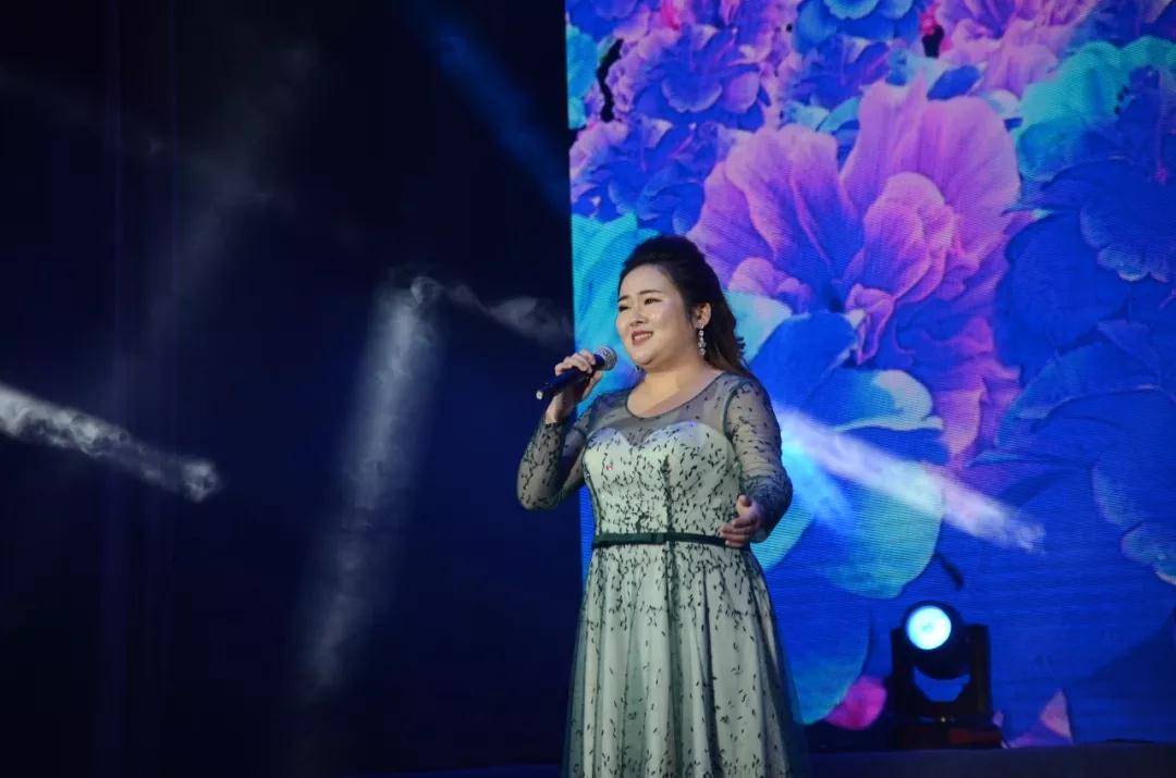 杨晓艺演唱《一千个理由爱你》